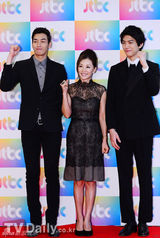 组图：韩星成俊李美淑参演新综艺节目公开录制