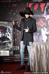 高清图：GD格格巫造型台北造势 笑称拄拐帅