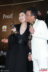 组图：新科影帝影后梁家辉杨千嬅后台亲密贴面