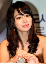 高清组图：《恋爱操作团》记者会 朴信惠劲装显个性