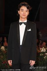 组图：《庸才》首映 堂富美蓝裙可爱臀部似鸡尾