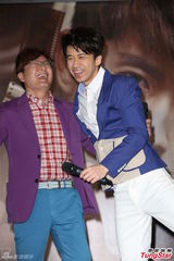 组图：光良献唱张信哲经典歌曲错词引尴尬