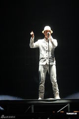 组图：王力宏香港个唱与成龙嘴对嘴热吻