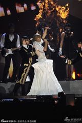 组图：泰勒-斯威夫特劲歌热舞 变装惊艳