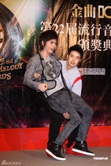 组图：潘玮柏力战金曲开场秀 与纪佳松闹“断背情”