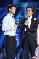 组图：郑少秋热舞扭腰不断 容祖儿不惧男友吃醋