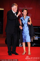 组图：《硬纸盒小镇》首映 导演埃曼诺牵爱妻亮相