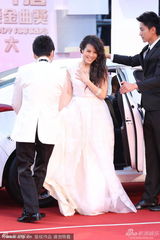 组图：欧开合唱团白色造型 女团员获专人提裙摆