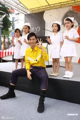 组图：严爵MV中谈恋爱 假戏真吻被漏拍