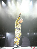 组图：陈奕迅巴黎拍摄MV 蹦跳搞怪不停