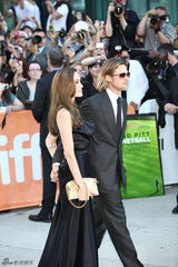 组图：皮特朱莉夫妻携手亮相新片《魔球》红毯