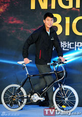 组图：韩星郑雨盛(郑宇成)出席夜间单车环行赛