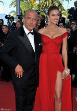 组图：C罗超模女友戛纳走秀展玉腿深沟