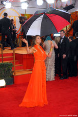 高清组图：金球奖雨中“湿身” 明星走红毯劲头不减