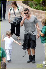 组图：瑞奇马丁携爱子亮相 壮硕身材父爱爆棚