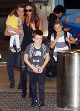 组图：贝嫂返家显疲惫 大儿子替母照顾小七