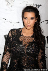 组图：卡戴珊怀孕后首亮相 与男友耳语秀恩爱