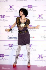 幻灯图：小S婚姻未亮红灯 李心洁婚期未定否认怀孕