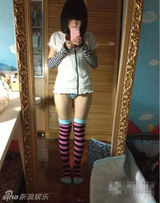 组图：00后小学生晒性感照 半脱内裤引争议