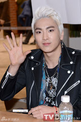 组图：韩团SPEED举办签名会 与粉丝甜蜜互动