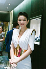 组图：黄奕金甲战袍代言 刘嘉玲李亚鹏捧场