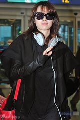 组图：宋承宪韩孝珠亮相机场 将出席MAMA颁奖礼