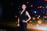 组图：新浪微博之夜红毯 贾青薄纱大秀玉背