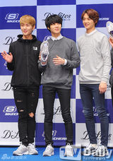 组图：SHINee办签名会 卫衣牛仔裤展大学生时尚