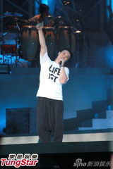 组图：陈奕迅开唱造型似黑山老妖 少说话多唱歌