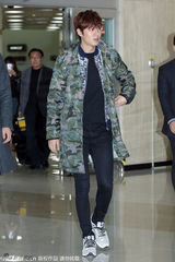 组图：李敏镐现身首尔机场 穿大衣秀大长腿
