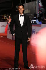 组图：彭于晏正装帅气亮相金马奖红毯