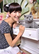 幻灯图集：王珞丹拍宠物写真 仿猫咪表情俏皮可爱