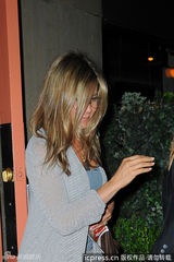 组图：安妮斯顿素颜亮相 秀鸽子蛋婚期将近