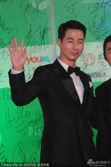 组图：韩星赵寅成亮相上视节红毯引粉丝尖叫