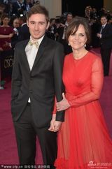 组图：最佳女配角候选人莎莉-菲尔德红纱裙大气