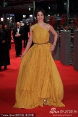 组图：女演员爱琳-缇索黄色长裙优雅性感