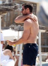 “金刚狼”杰克曼带子女海边玩耍 身材健壮(图)