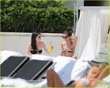 组图：赛琳娜与闺蜜海滩度假 比基尼秀诱人酥胸