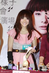 组图：刘璇为首张大碟签唱 称男友自掏腰包支持