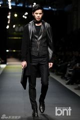 组图：韩星金宇彬郑京浩等献华丽T台秀