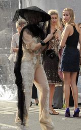 Lady Gaga妹妹毕业典礼抢风头 戴披风扮蒙面侠女