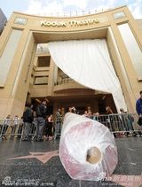 组图：奥斯卡会场紧张布置中 工人铺设红毯