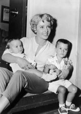 组图：盘点伊丽莎白-泰勒与儿女温馨合影