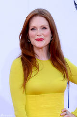 组图：朱丽安-摩尔柠檬色长裙亮相上围丰满