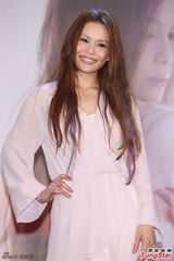 组图：周蕙粉裙亮相气质优雅 现场洒泪否认整形