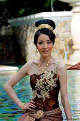 组图：梁镜珂泰国写真曝光 富贵曼妙似公主