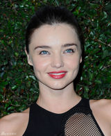 高清组图：超模米兰达-可儿黑色透视礼服亮相