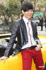 高清图：林俊杰为个唱造势 英俊现身相伴豪车