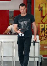 高清图：沃辛顿与女友返悉尼 机场悠闲购物