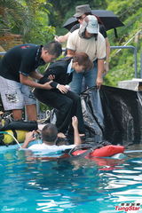 组图：钟嘉欣新剧湿身透底示人 不懂游泳需替身